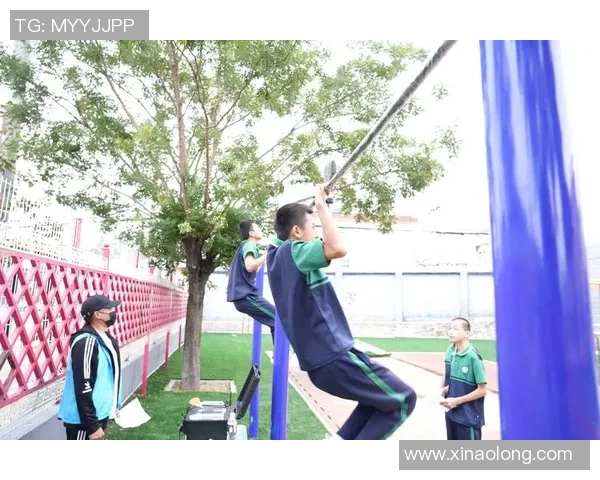 足球明星挑战极限展现力量与技巧引体向上训练精彩瞬间回顾 足球明星挑战极限展现力量与技巧引体向上训练精彩瞬间回顾